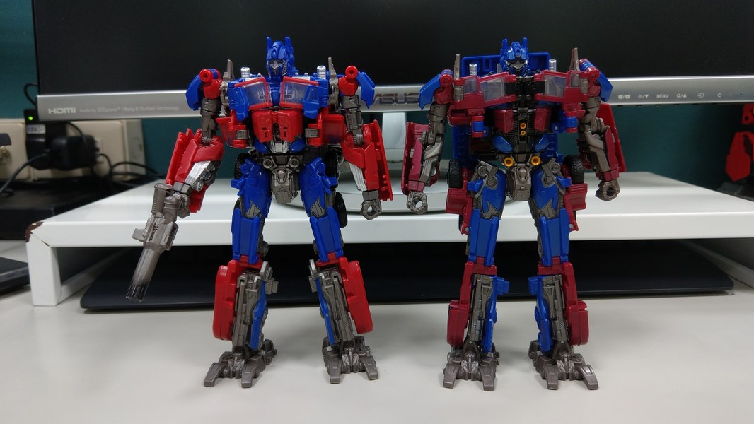 Studio Series 32 Voyager Optimus Prime Out Of Package Comparison Photos  (3 of 6)